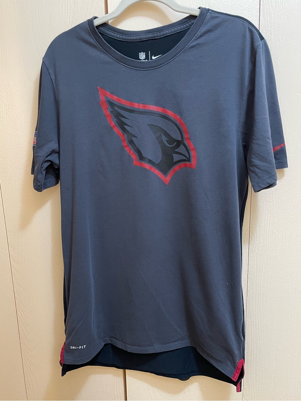 THE NIKE TEE DRI FIT ATHLETIC CUT ARIZONA CARDINALS NFL FOOTBALL T SHIRT Sz M